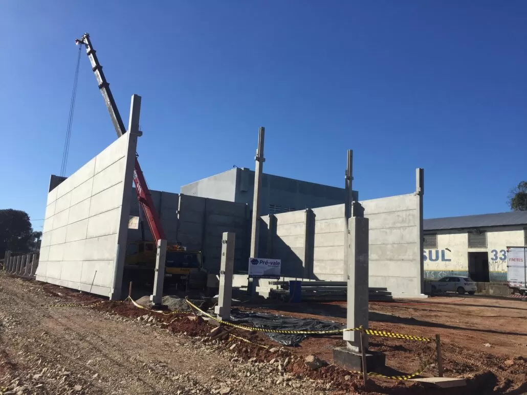 Guindaste operando em uma grande obra